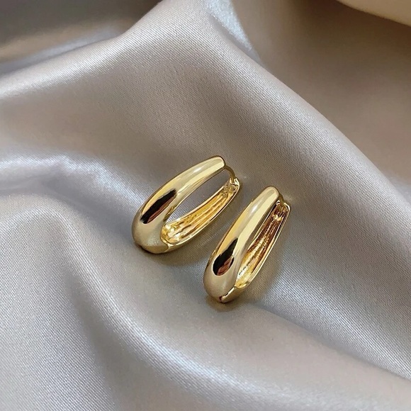 Trendy Oval Geometric Earrings in Gold & Silver Color - Picture 2 of 9
